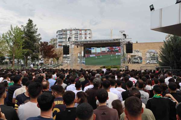 Diyarbakır'da binlerce taraftar dev ekranda maç keyfi yaptı