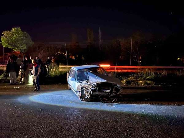 Tokat'ta virajı alamayan otomobil bariyerlere çarptı: 2 yaralı