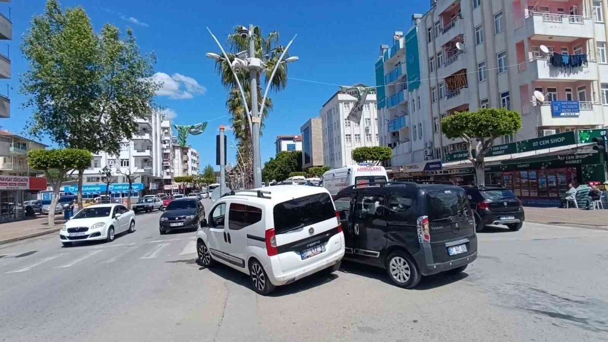 Antalya'da kırmızı ışık ihlali kazaya neden oldu: 1 yaralı