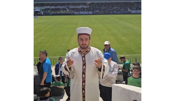 Denizlispor taraftarı, sarık ve cübbe giyip tribünde dua etti