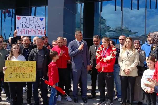 Dünya şampiyonu Esma Nur Kara'ya memleketinde coşkulu karşılama