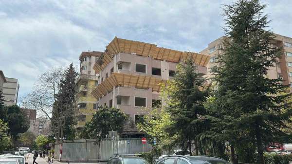 Kadıköy'de korkutan kaza: Kepçe operatörü binanın 5'inci katından düştü
