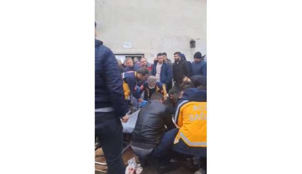Kayseri'de bıçaklı kavga: 1'i ağır 2 yaralı