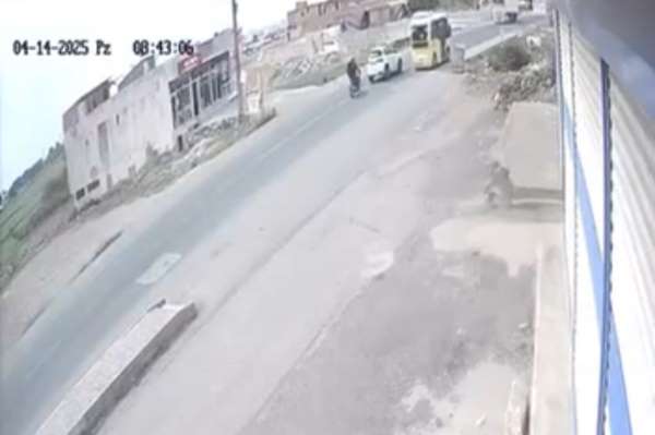 Mardin'de motosikletin otomobil ile tıra çarptığı kaza kamerada