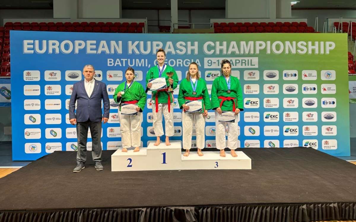 Sakaryalı sporcu Gürcistan'da Türk Bayrağı'nı dalgalandırdı