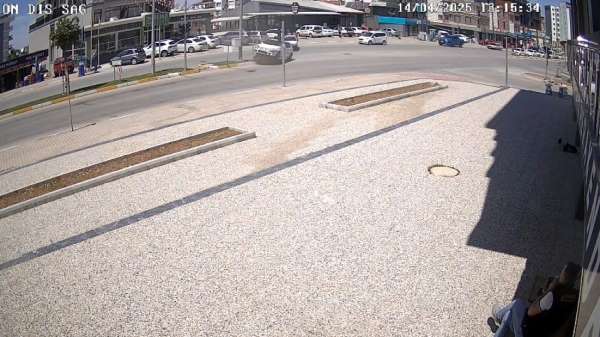 'U' dönüşü yapmaya hazırlanırken kazaya sebebiyet verdi, hiç bir şey olmamış gibi yoluna devam etti