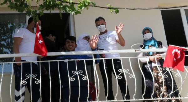 Alkışlar eşliğinde, 'Korona virüs bile sizleri sevmemize engel değil' anonsu