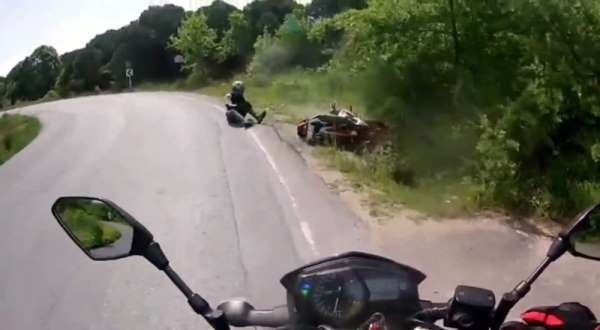 (Özel) Virajı alamayan motosikletlinin geçirdiği kaza kamerada