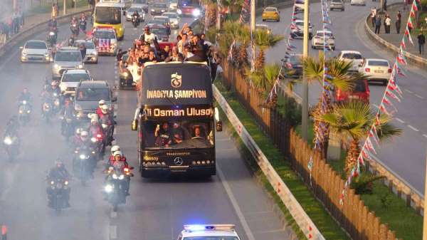 Trabzonspor kafilesi şampiyonluk kutlamaları için üstü açık otobüsle stada gitti - Trabzon haber