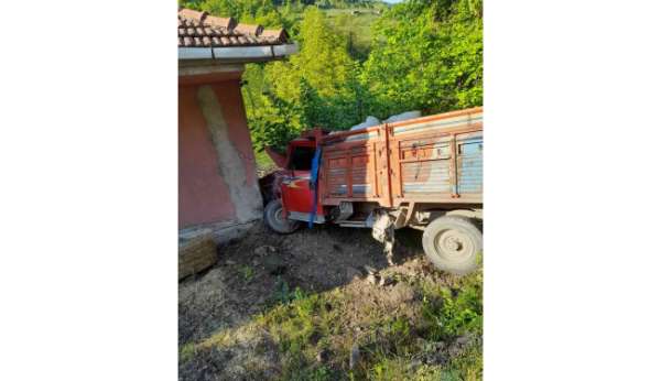 Zonguldak'ta feci kaza: Evinin önünde otururken kamyonetin altında can verdi - Zonguldak haber