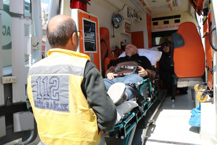 Engelli ve hastalar oy kullanmaya ambulansla geldi