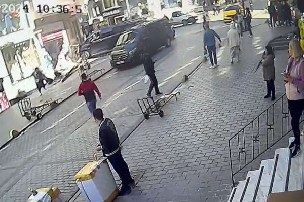 Fatih'te faciadan dönülen kaza kamerada: Kaldırıma çıkan minibüs direği devirip, vitrine çarptı