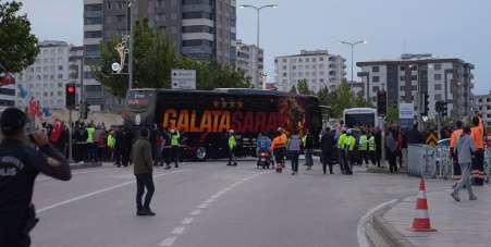 Galatasaray ve Trabzonspor kafileleri Gaziantep Stadyumu'nda