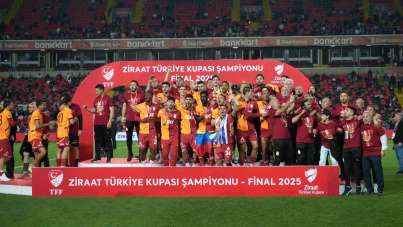 Galatasaraylı oyuncular Türkiye Kupası'nı kaldırdı, coşku zirveye ulaştı