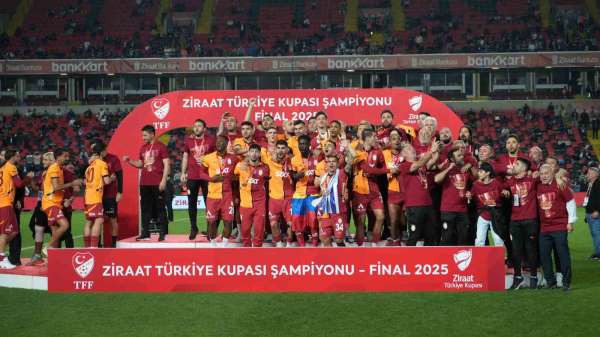Galatasaraylı oyuncular Türkiye Kupası'nı kaldırdı, coşku zirveye ulaştı