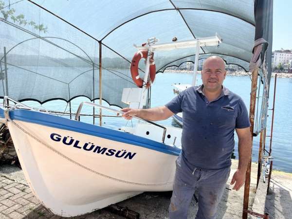 Mobilya ustası, 'gülümsün' ismini verdiği kayığı ile çocukluk hevesini gideriyor