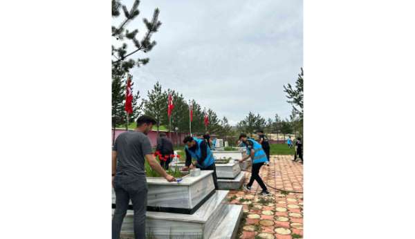 Üniversiteli öğrenciler Alucra Şehitliği'nde çevre düzenleme çalışması yaptı