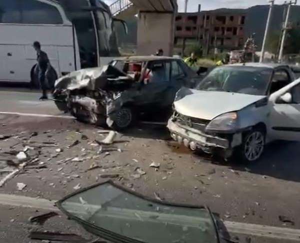 Yalova'da 4 araçlı zincirleme kaza: 5 yaralı