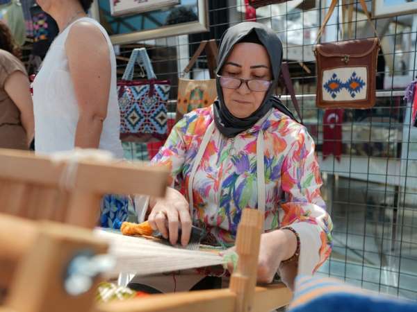 Denizli'de el sanatları kursiyerlerinin el emeği eserleri görücüye çıktı