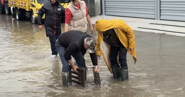 Zile'yi sağanak vurdu, iş yerleri sular altında kaldı