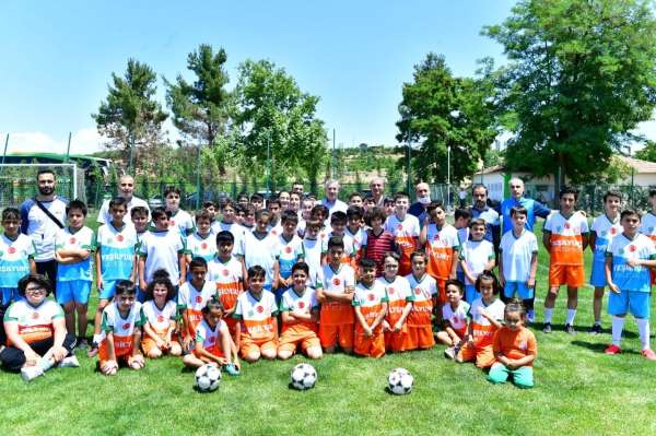 Başkan Çınar, futbol okulunu ziyaret etti