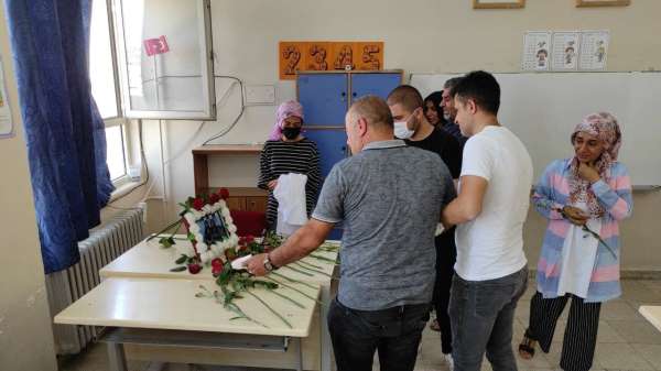 Mardin'deki kazada hayatını kaybeden öğretmenler için okullarında anma programı düzenlendi