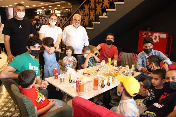 Pandemiye rağmen İstanbul'da 8'inci şubesini açan Hacıbaba Pastanelerinin şeref konuğu otizmli çocuklar oldu