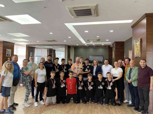 Türkiye şampiyonlarına Menemen'de coşkulu karşılama - İzmir haber