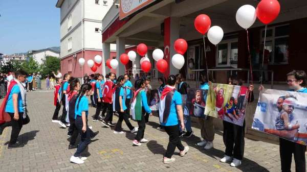 Karnelerini alan öğrenciler, Filistin'de ölen çocuklar için gökyüzüne balon bıraktı