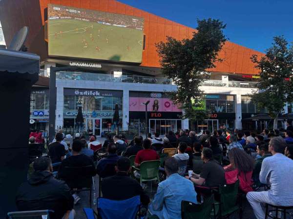 Balıkesir'de milli heyecan dev ekranlarda izlendi