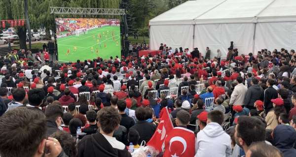 Bolu'da 'Dünya Kupası' coşkusu sokağa taştı: Anıtpark'ta tarihi heyecan