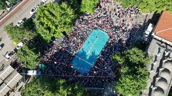 Bursa'da meydanlara kurulan dev ekranlarda Dünya Kupası heyecanı yaşandı