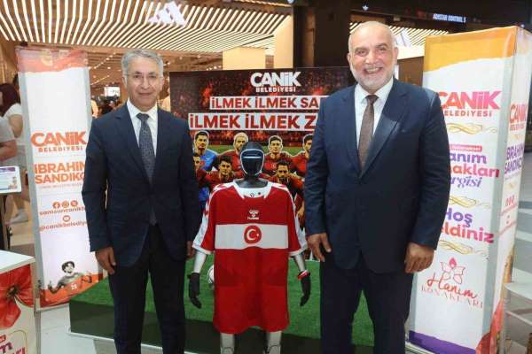 Canikli kadınlar A Milli Takım'a destek için ilmek ilmek örüp sergiledi
