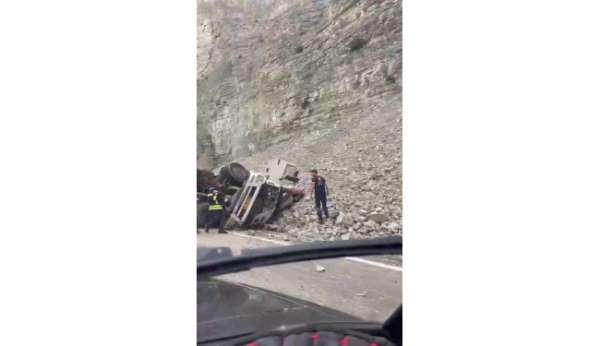 Erzurum'da feci kaza: Freni patlayan tırdan atlayan sürücü öldü, 2 kişi yaralandı