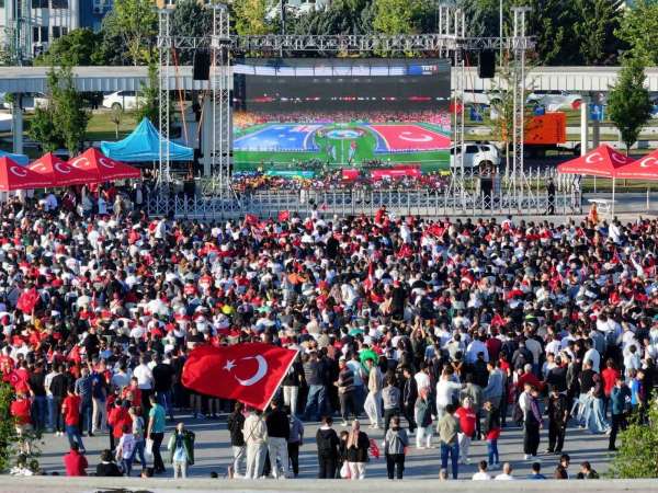Kocaeli'de binlerce kişi milli maçı dev ekranda izledi