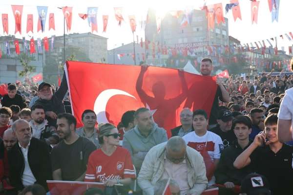 Milli maç heyecanı Bağcılar Meydanı'nda yaşandı