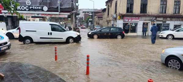 Salihli'yi sağanak vurdu, çok sayıda ev ve iş yeri su altında kaldı
