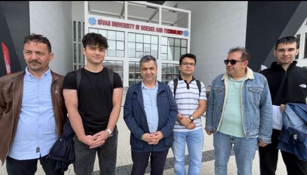 Sivas'ta üniversite adayları sınav heyecanını prova ile attılar