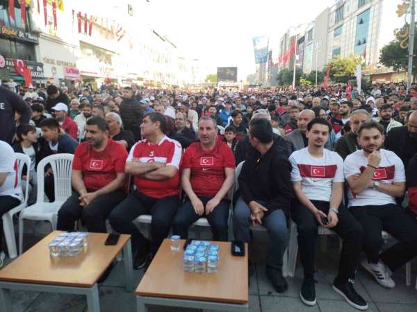 Sultanbeyli Kent Meydanı'nda vatandaşlar milli takım için tek yürek oldular