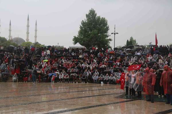 Yağmur dinlemediler, milli takım için meydana koştular