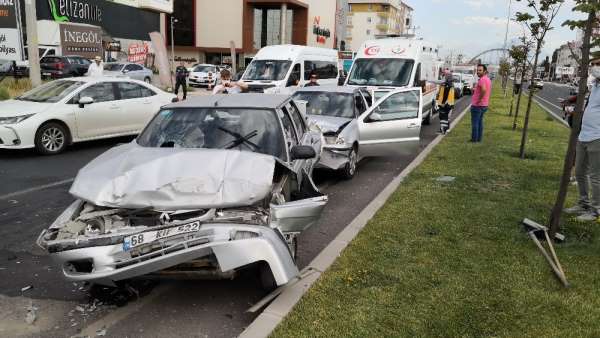 Aksaray'da 5 araçlı zincirleme trafik kazası: 9 yaralı 