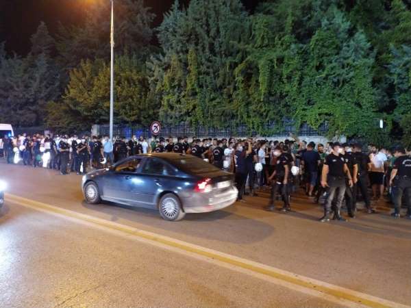 Denizlispor taraftarları galibiyetin ardından stat önünde 3 puanı kutladı