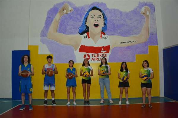 Voleybol Milli Takım Oyuncusu Meryem Boz'a Başak Koleji öğrencilerinden sürpriz