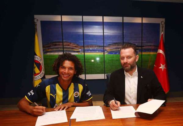 Fenerbahçe, Brezilyalı futbolcu Willian Arao ile 2+1 yıllık sözleşme imzalandığını açıkladı.