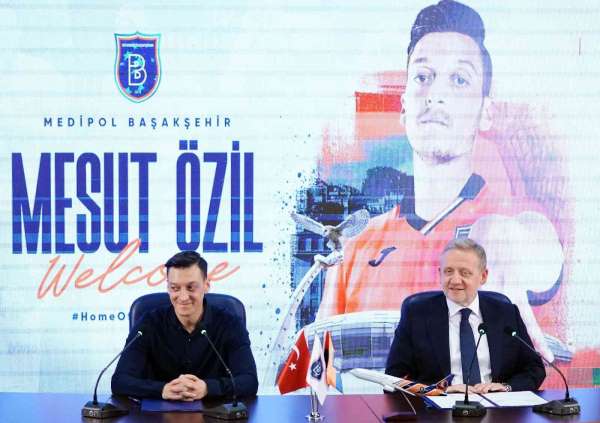Mesut Özil, Başakşehir'e resmi imzayı attı