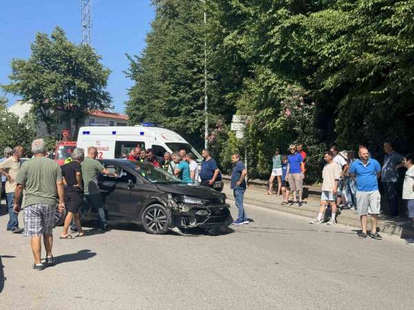 Otomobil ambulansı sollamaya çalışınca kaza yaptı; 1'i çocuk 2 kişi yaralandı