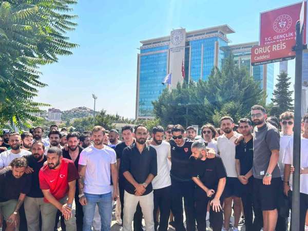 Alt lig futbolcuları, TFF'nin yaş sınırına tepki için GSB önünde toplandı