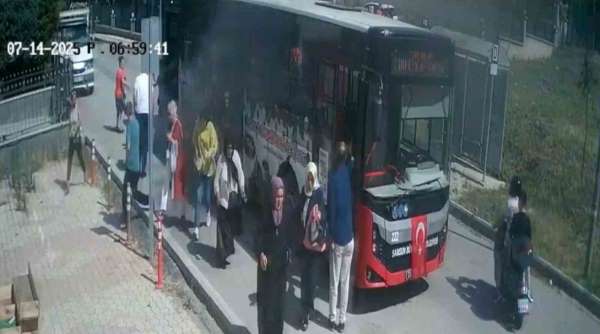 Belediye otobüsü alev aldı, yolcular panikle kaçıştı: O anlar kamerada