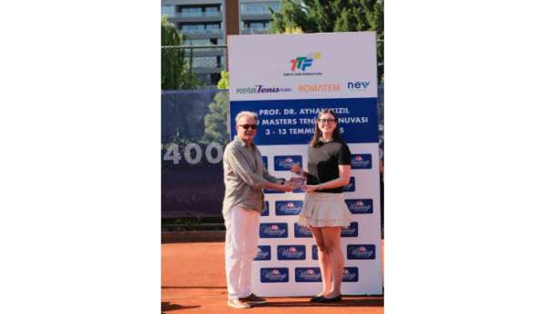 Bursa'da raketler Prof. Dr. Ayhan Kızıl için sallandı, şampiyonlar kupalarını aldı