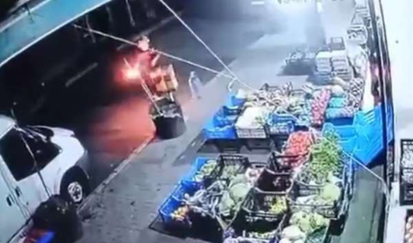 Küçükçekmece'de markete molotoflu saldırı